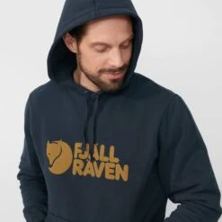 FJÄLLRÄVEN LOGO HOODIE M Herren - Kapuzenpullover 16 FJÄLLRÄVEN LOGO HOODIE M Herren - Kapuzenpullover -Globetrotter Verkäufe 5638003707 e fjaellraeven logo hoodie m fjaellraeven 24 1